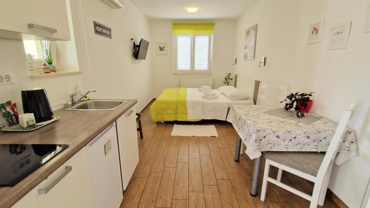 Apartment Pipo Krk Town Eksteriør billede