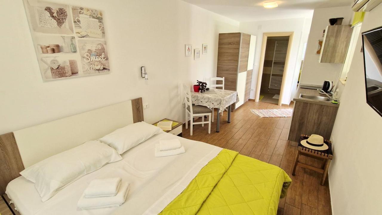 Apartment Pipo Krk Town Eksteriør billede